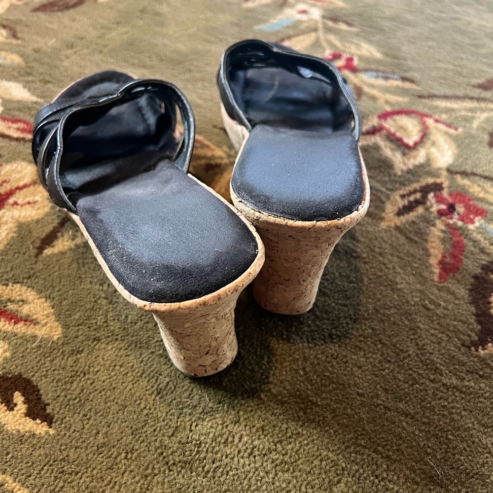 (SOLD) ⭐️5/$10. Stylish Black Wedge Sandals